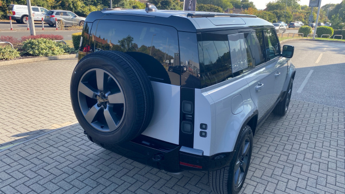 Land Rover Defender 3.0 D250 X-Dynamic SE 110 5dr Auto Diesel Estate - Image 35